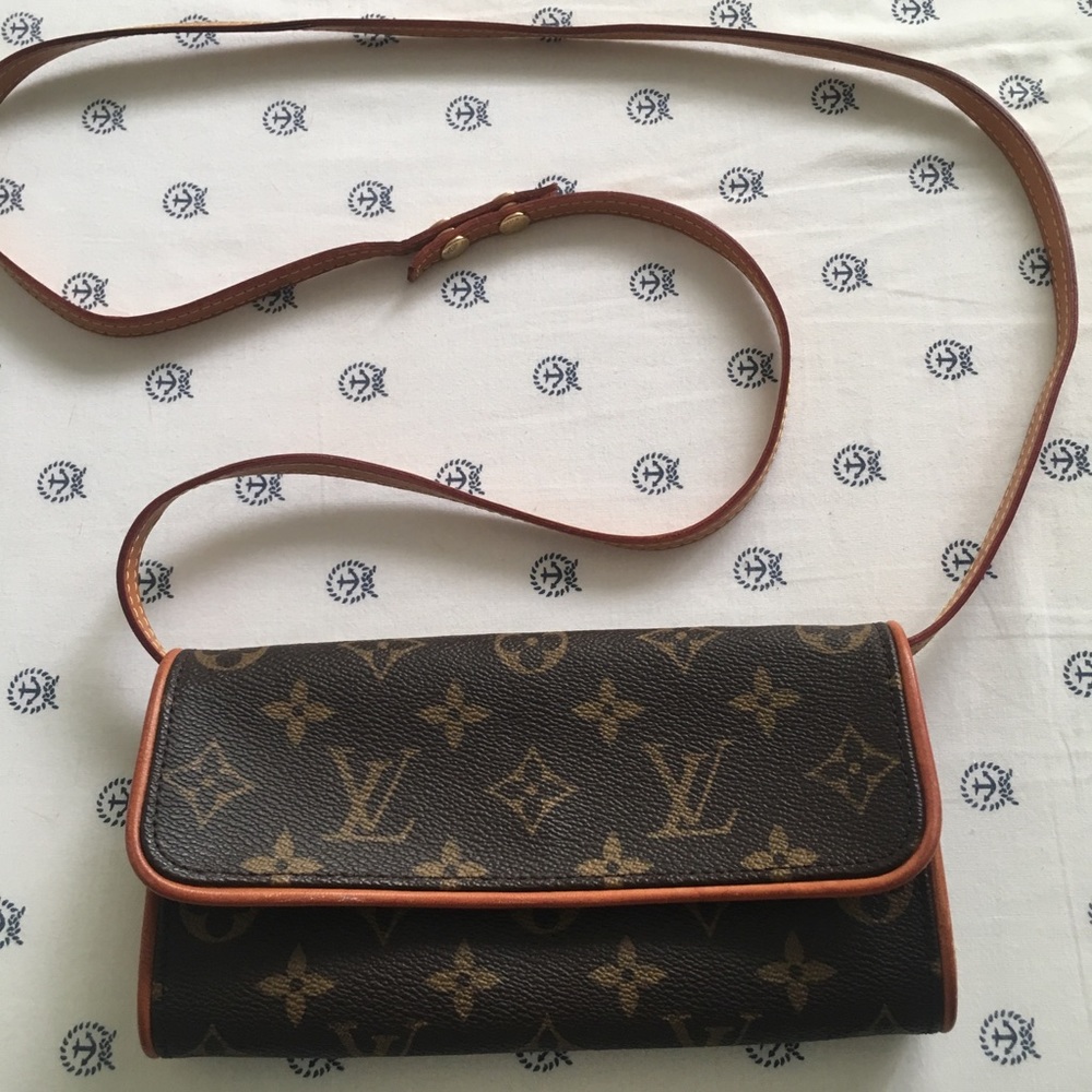 Louis Vuitton Authentic Crossbody Pochette